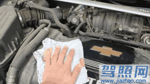 汽车发动机舱可以用水洗吗3