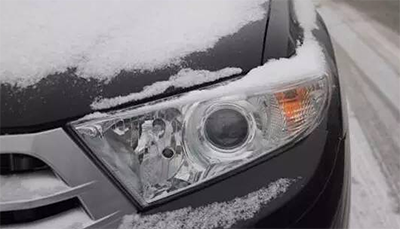 冰雪路面安全出行指南:保持安全车速车距很关键