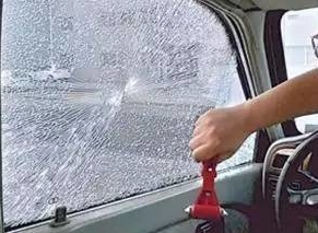 小伙高速砸车救人 驾车遇火灾应如何顺利逃生