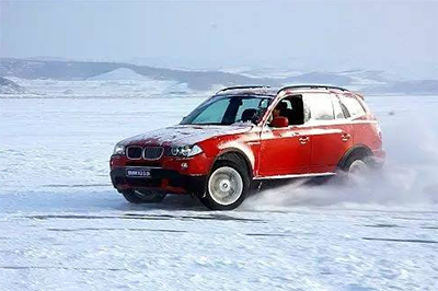 冰雪路面安全出行指南:保持安全车速车距很关键