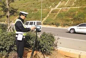 冷知识:高速公路上的交警测速仪准吗?