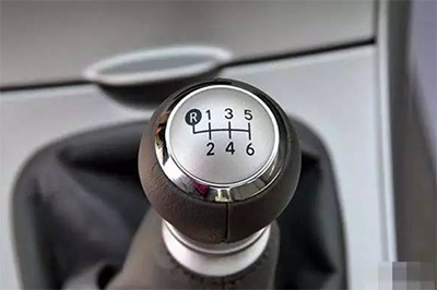 冰雪路面安全出行指南:保持安全车速车距很关键