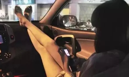盘点乘车时的危险坐姿 快来看看你中枪没?