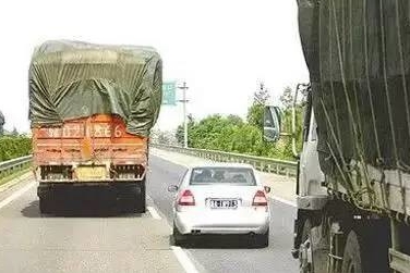 远离大货远离“大祸” 教你如何从容避让大货车