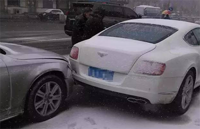 冰雪路面安全出行指南:保持安全车速车距很关键