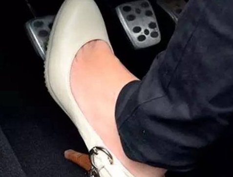 教你一招:堵车时如何省油?这么做就对了