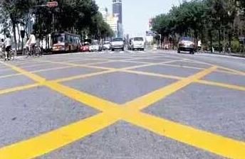 不能一次性变更两条机动车道 80%的司机都没注意