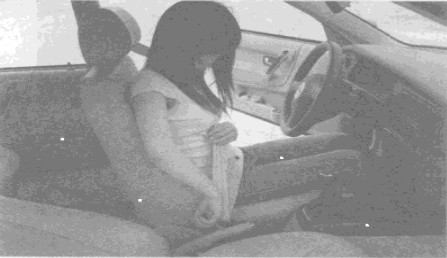 汽车安全带的正确摘法