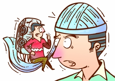 车内15万现金被摩抢司机驾车追劫匪伤及路人