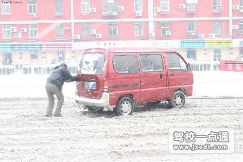 雪天开车.jpg