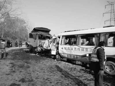 六安演职人员专车出车祸