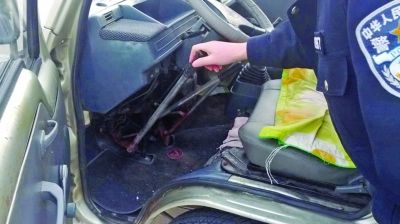 老孟驾车主要靠方向盘与三根焊接的操作杆。