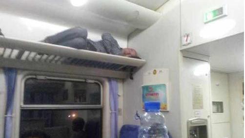 火车行李架上男子酣睡网友惊呼神人